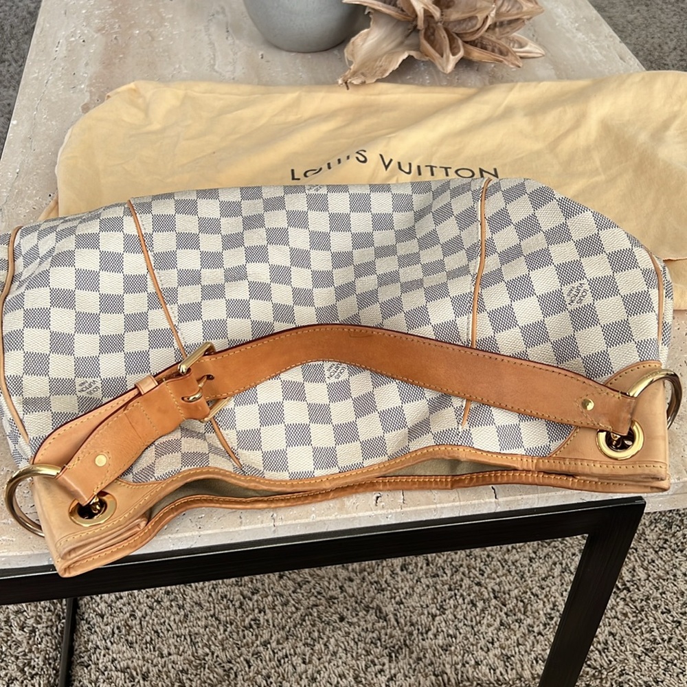 Louis Vuitton - Picture 5 of 10